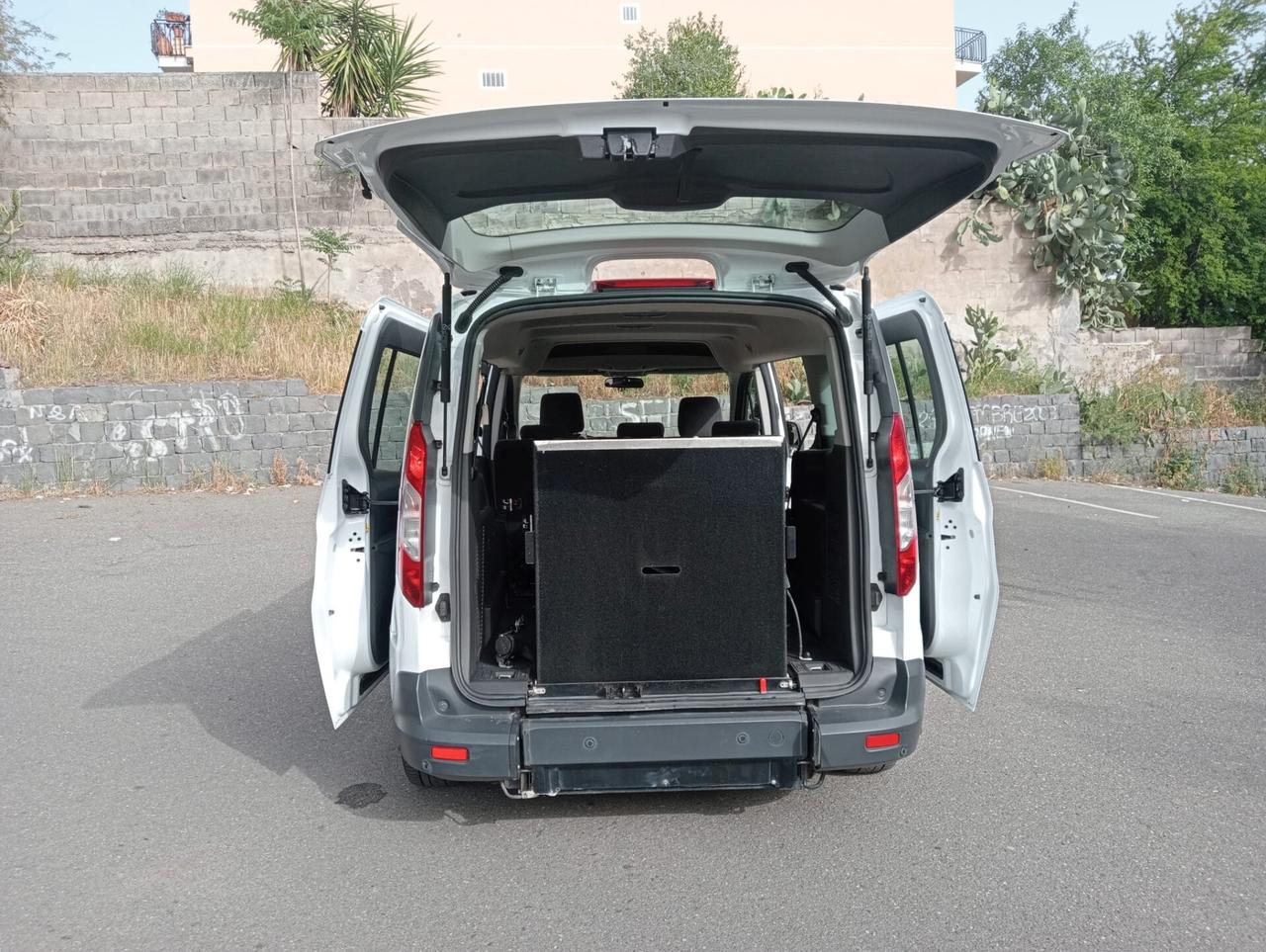 Ford Tourneo Connect Pianale ribassato con rampa disabili in carrozzina