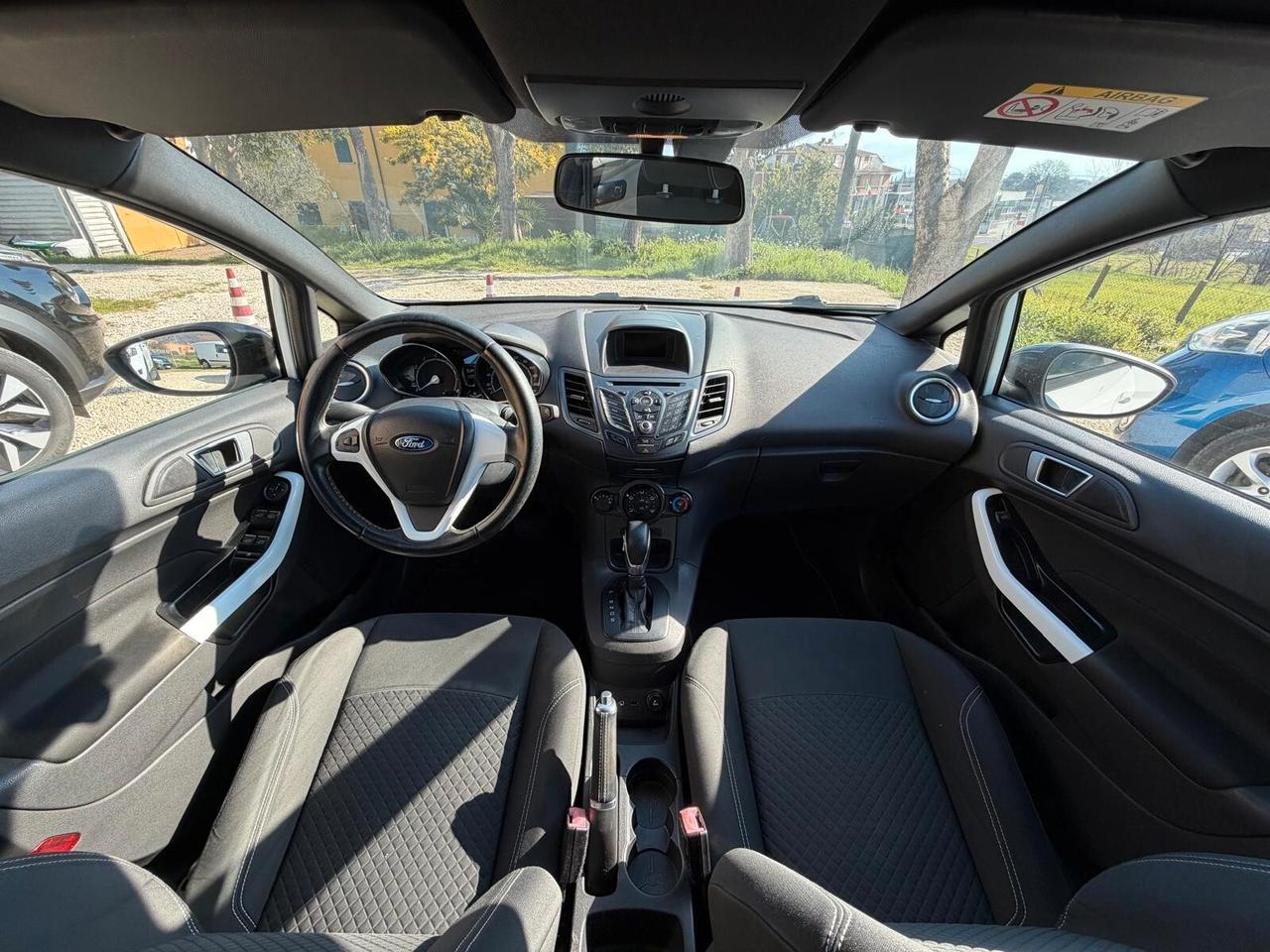 Ford Fiesta Cambio Automatico Black & White