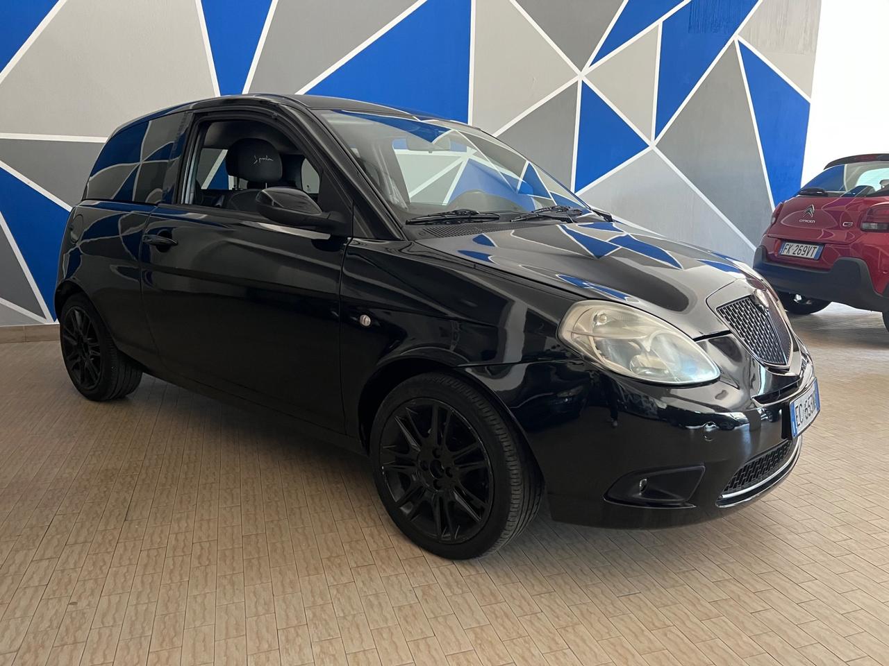 Lancia Ypsilon 1.3 MJT 75 CV MOMO DESING