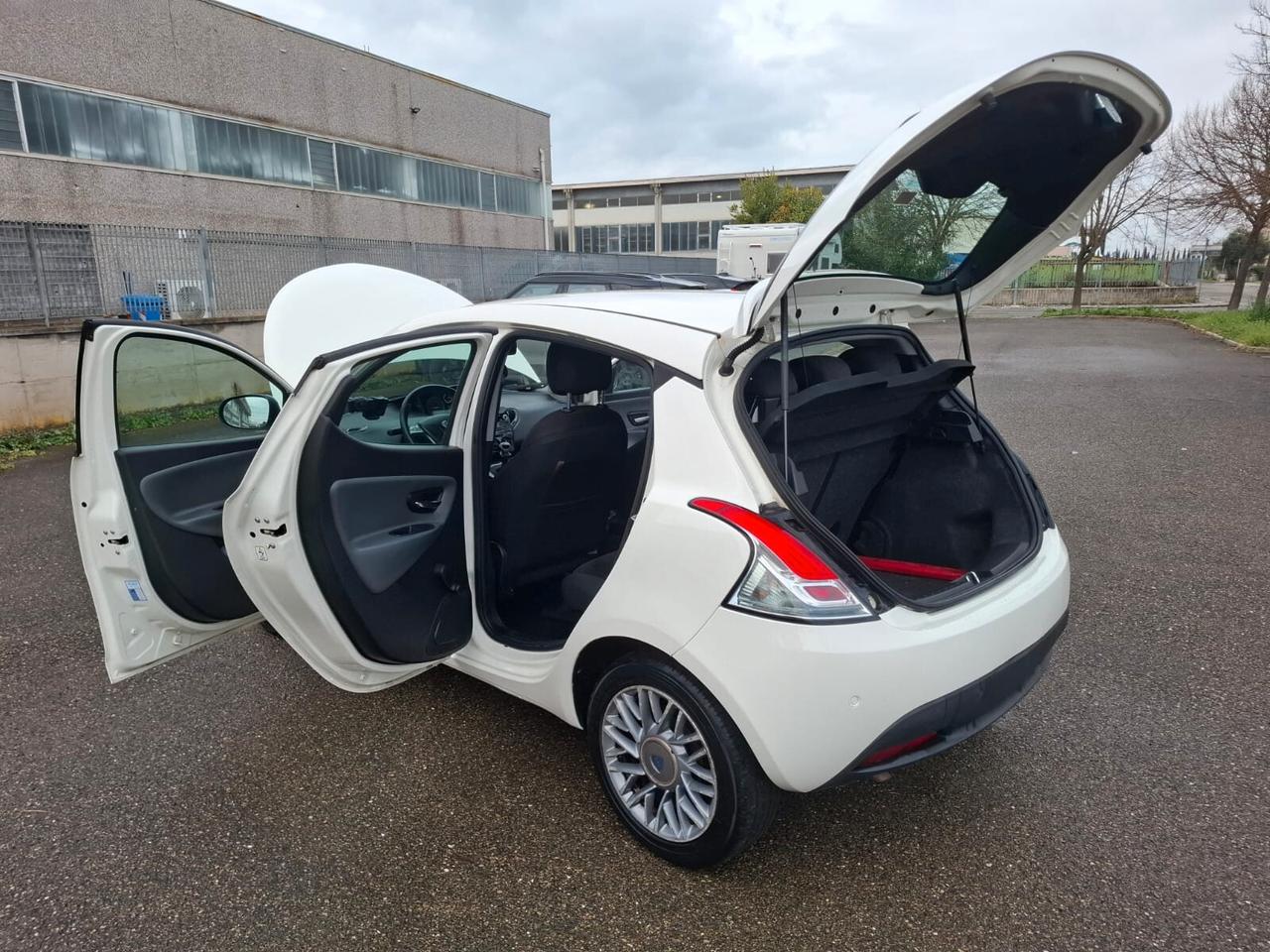 Lancia Ypsilon 1.2 del 2012 SOLO 133.000 KM
