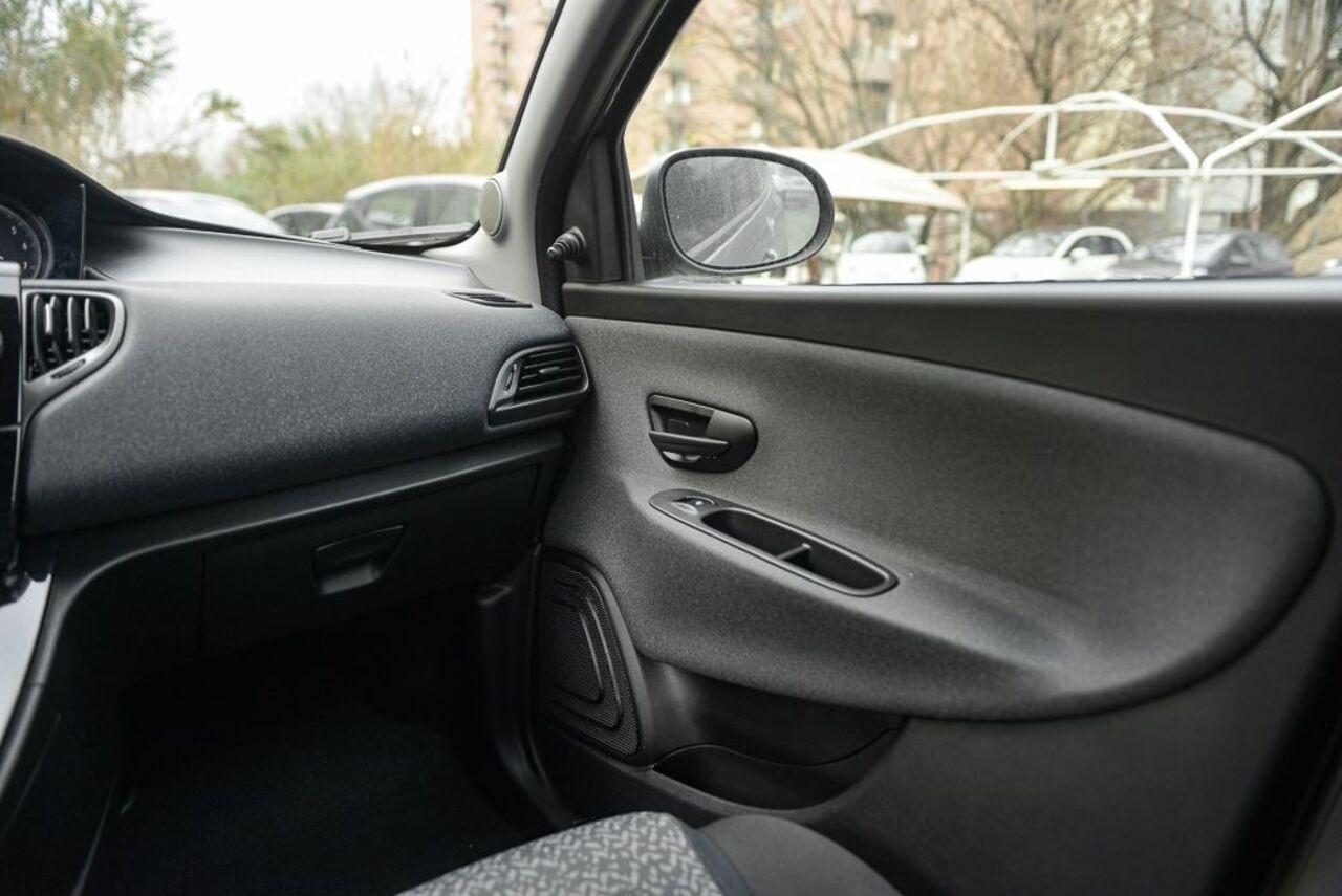 LANCIA Ypsilon III 2021 - Ypsilon 1.0 firefly hybrid Silver s&s 70cv