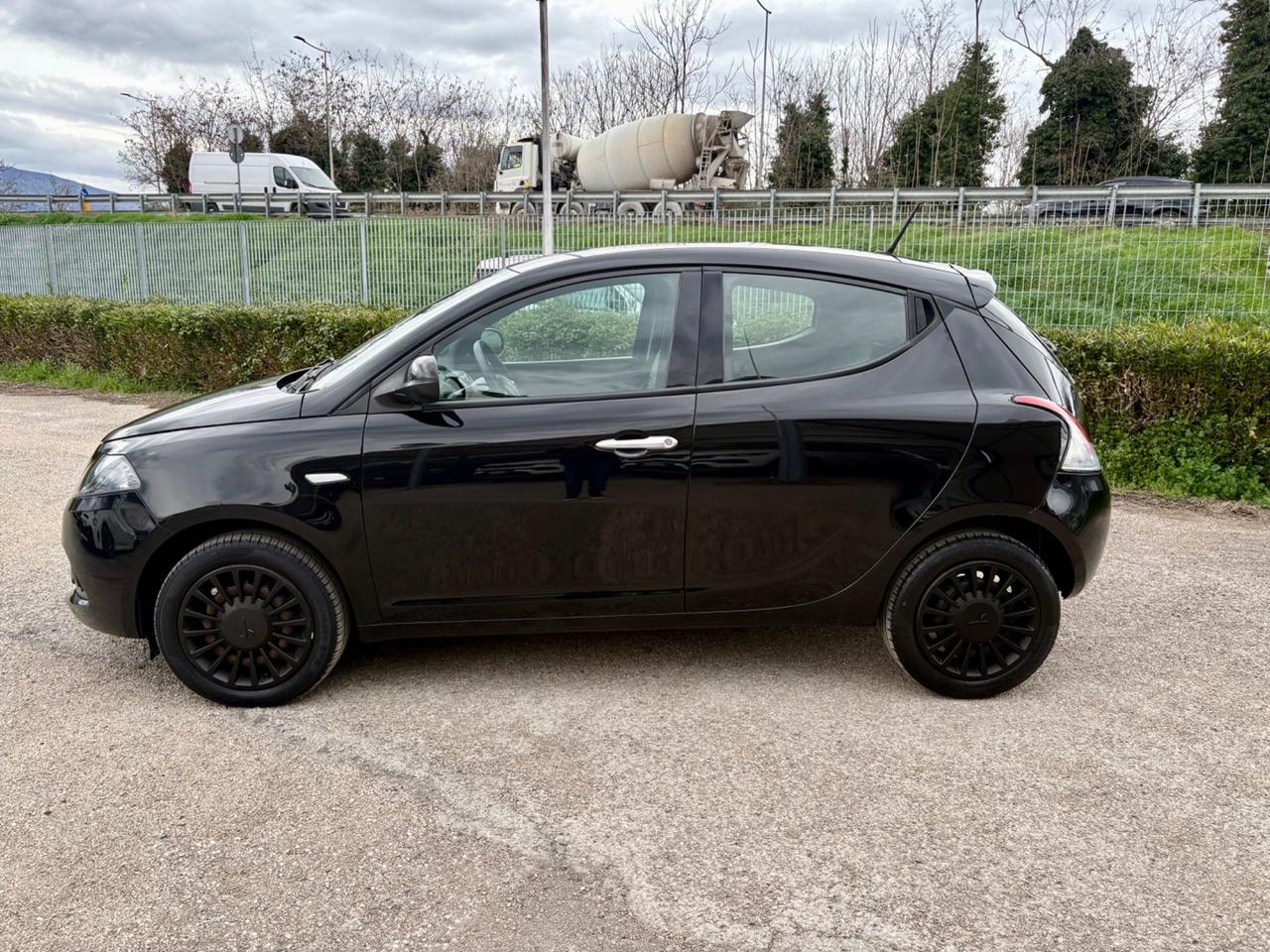 Lancia Ypsilon 1.0 70Cv FireFly 5 porte Hybrid Silver