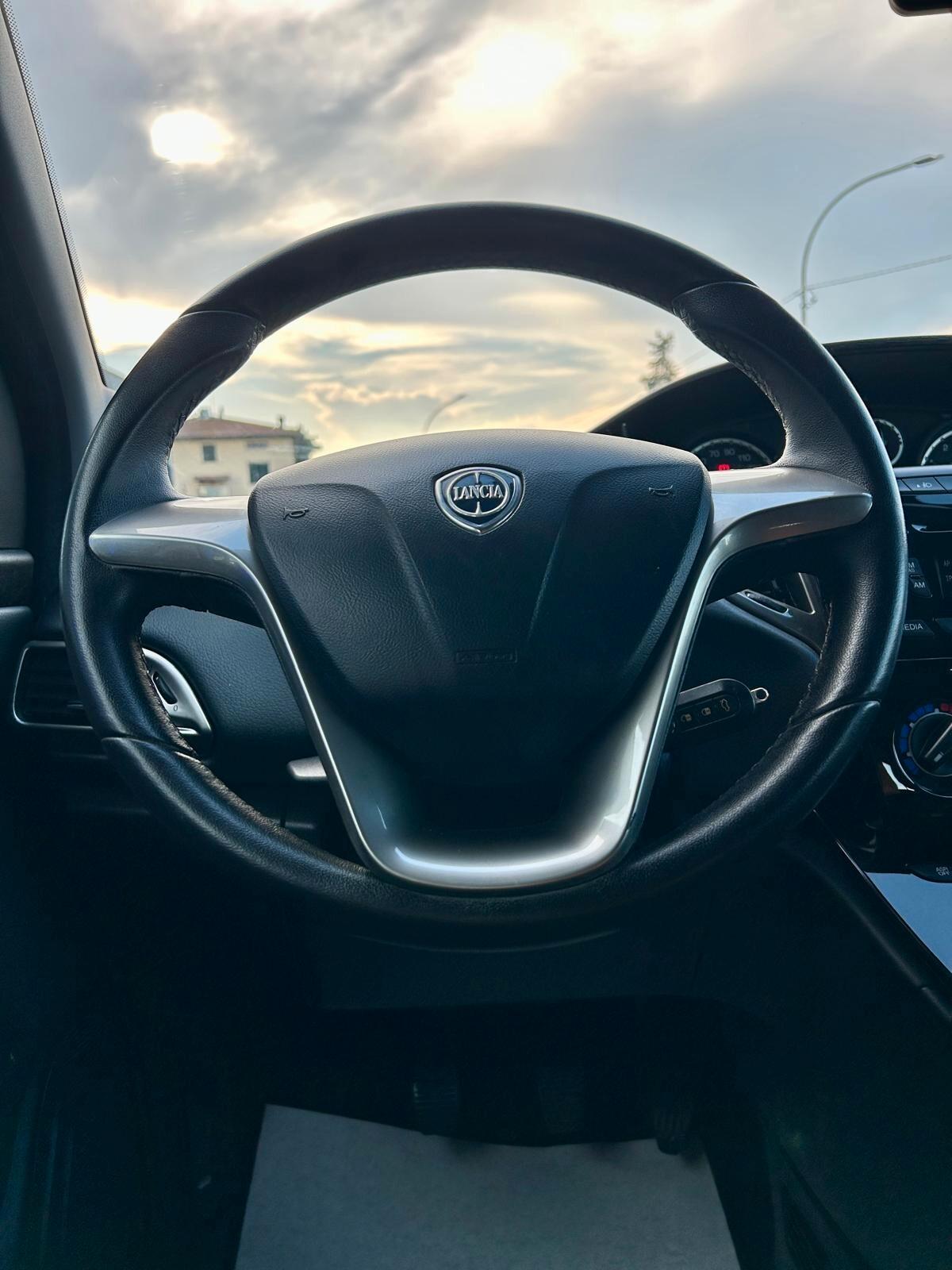 Lancia Ypsilon 1.2 69 CV 5 porte S&S Platinum - OK NEOPATENTATI