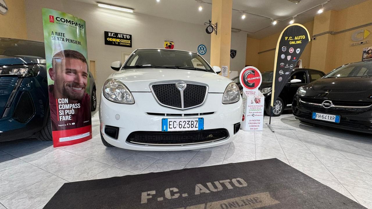 Lancia Ypsilon 1.3 MJT 75 CV Versus