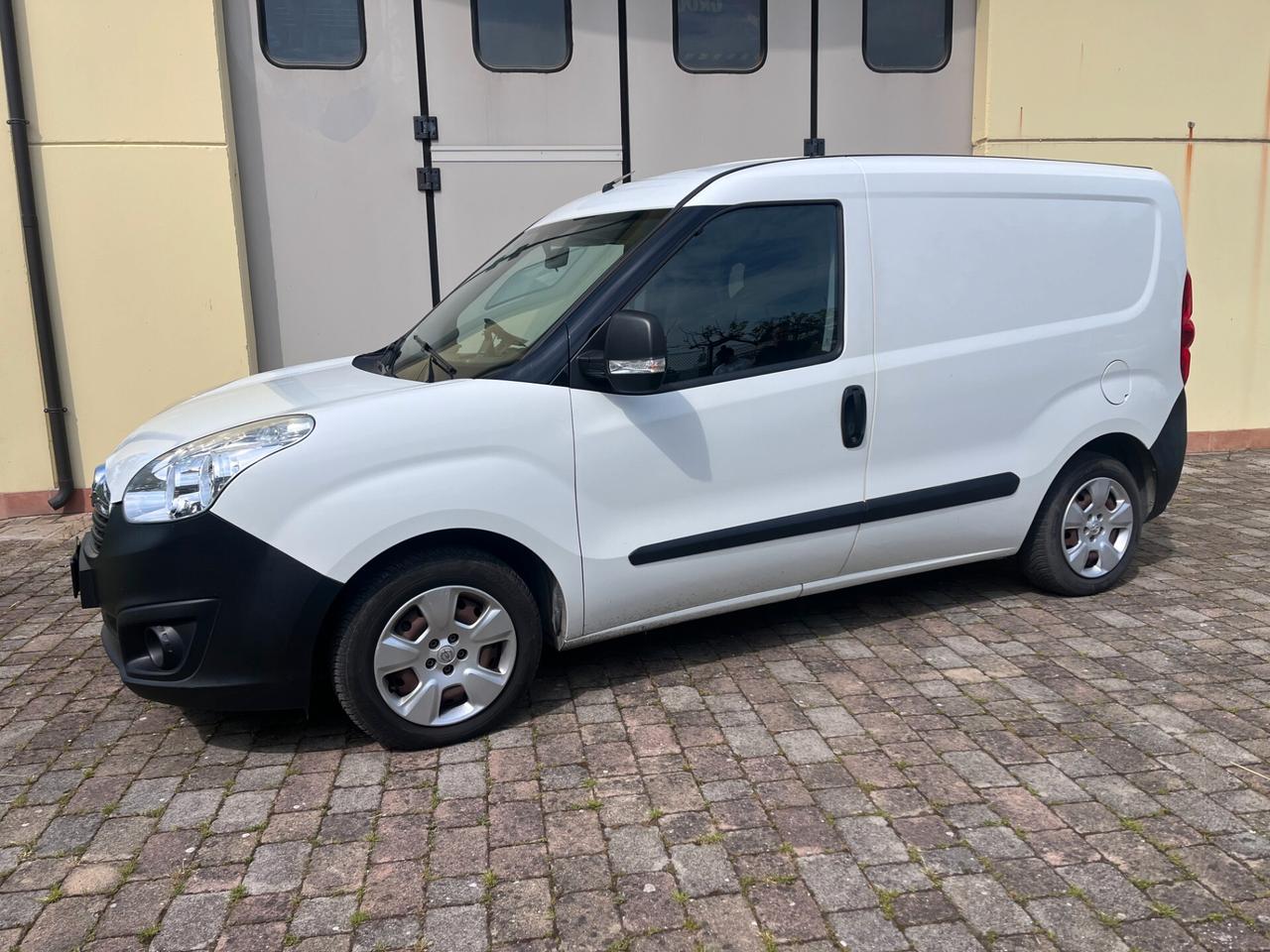 OPEL COMBO 2016 IVA ESPOSTA