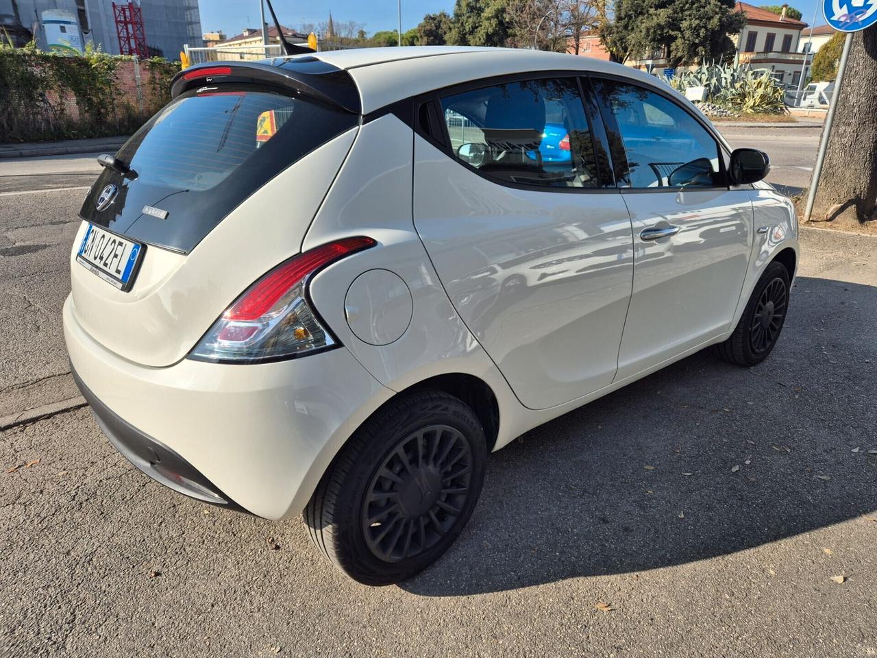 Lancia Ypsilon 1.0 FireFly 5 porte S&S Hybrid Silver