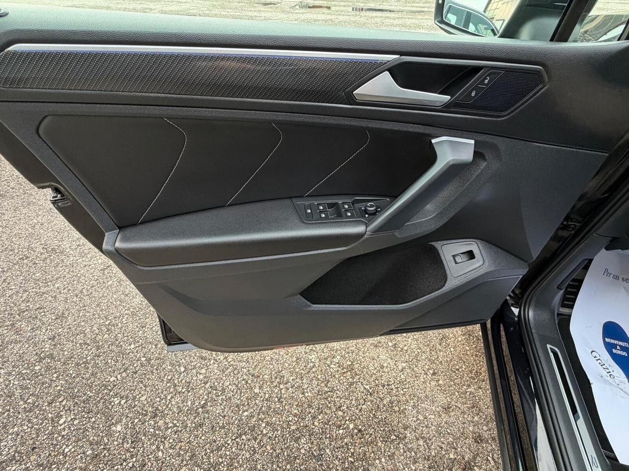 Volkswagen Tiguan 2.0 TDI 150 CV SCR DSG R-Line TETTO APRIBILE BLACK PACK