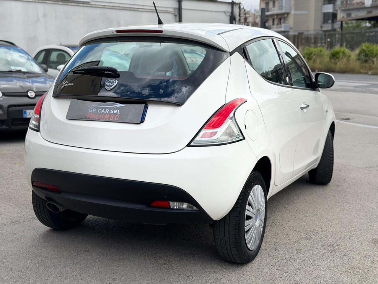 Lancia Ypsilon 0.9 TwinAir 85 CV 5 porte Metano Ecochic Silver