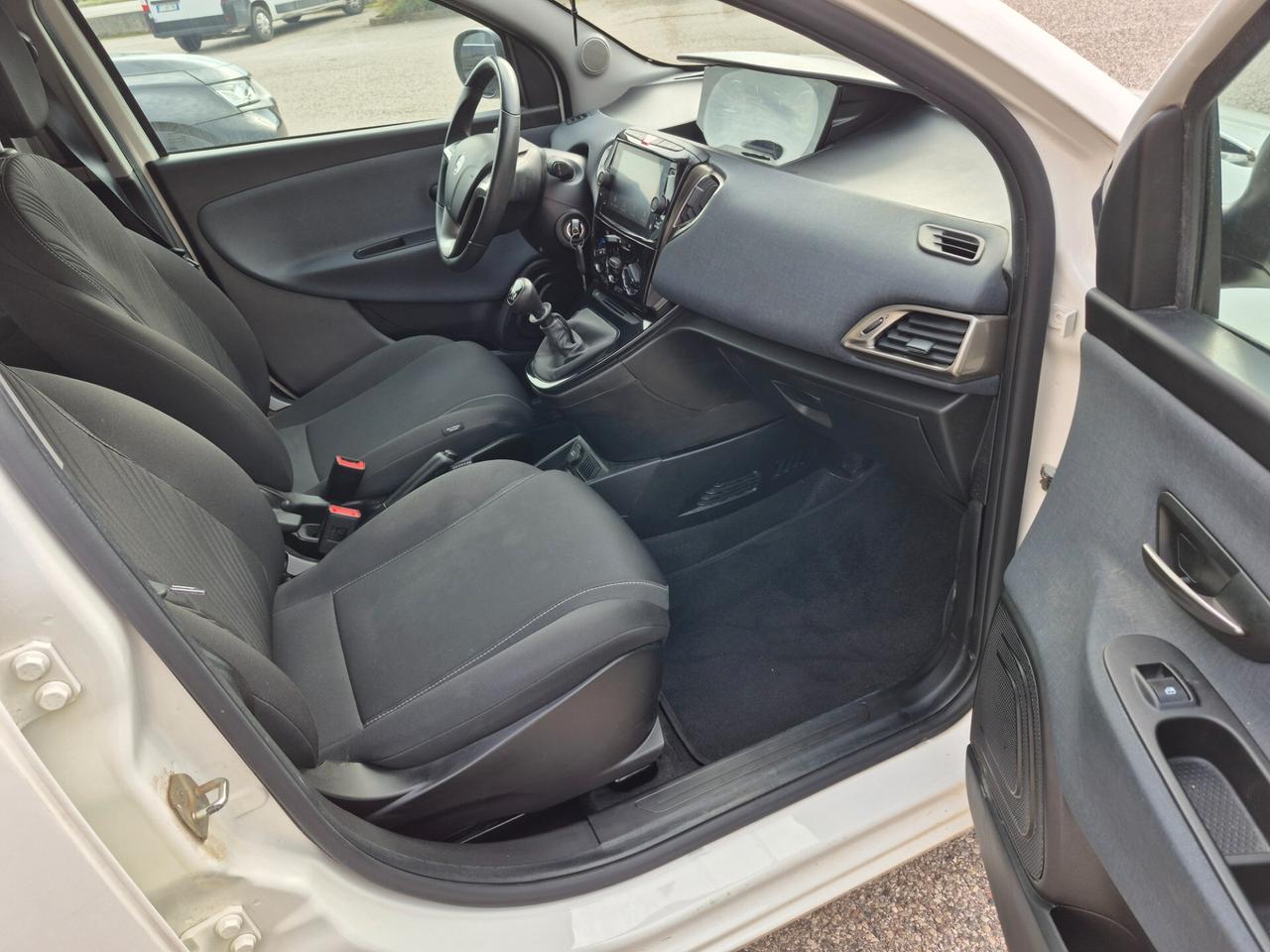 Lancia Ypsilon 1.0 FireFly 5 porte S&S Hybrid Ecochic Gold