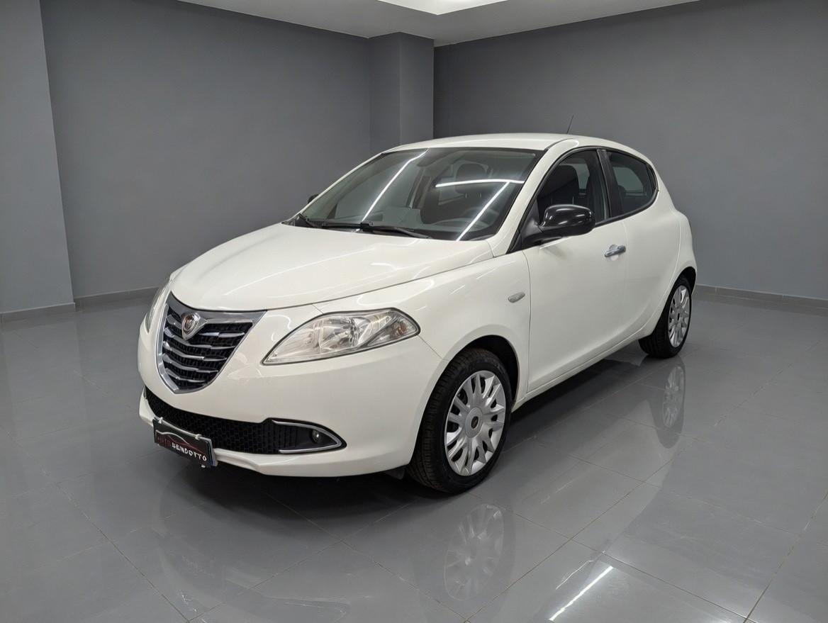 Lancia Ypsilon 1.2 69 CV Silver 11.2011