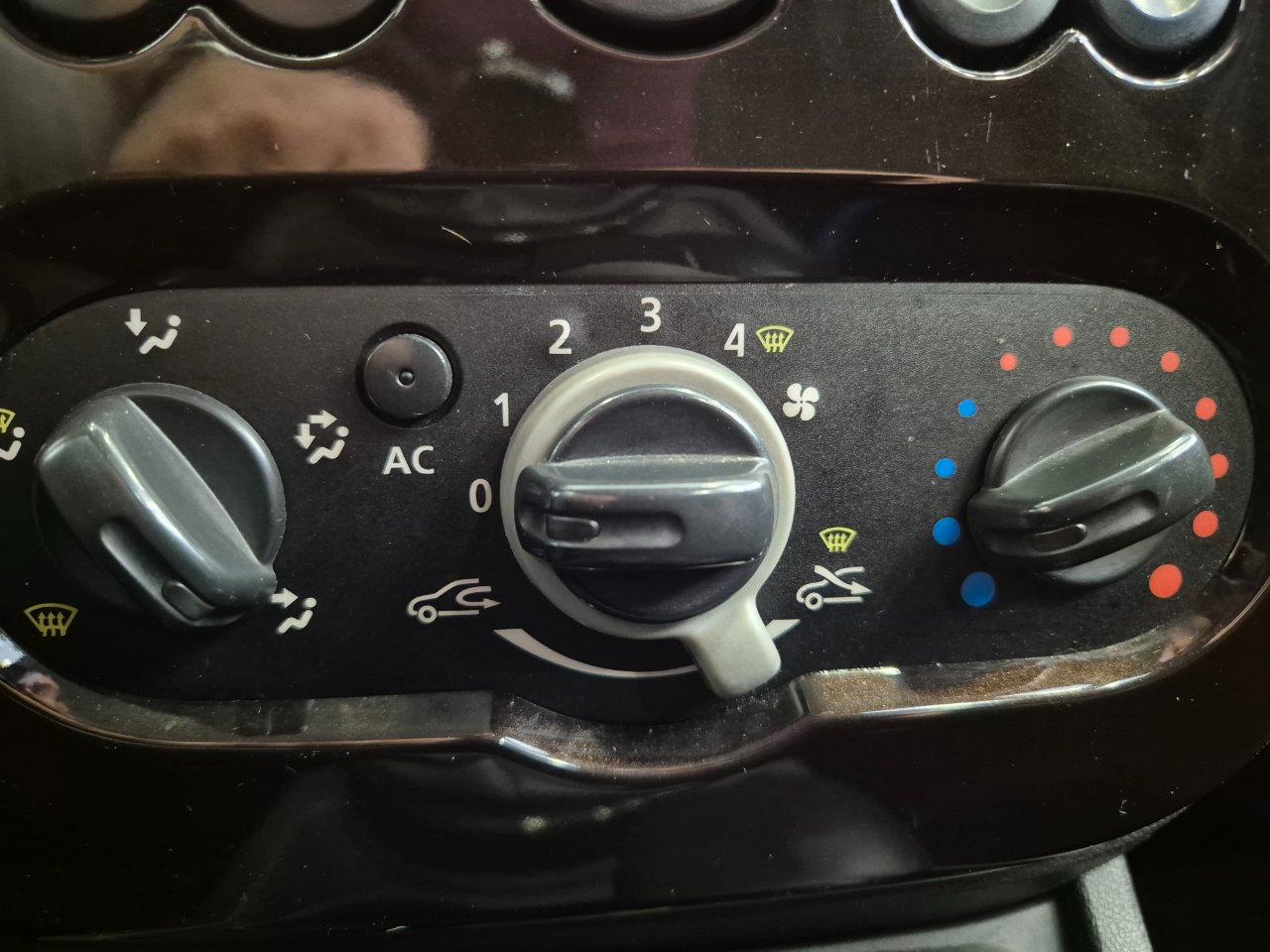 Dacia Duster 1.6 Ambiance 4x2 110cv - NEOPATENTATI - Clima - Radio Mp3