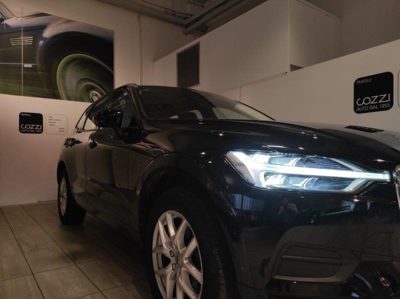VOLVO XC60 (2017-->) - XC60 B4 (d) AWD Geartronic Momentum