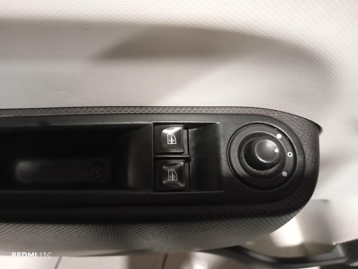 Renault Twingo del 2016 1000 BENZINA NEOPATENTATI