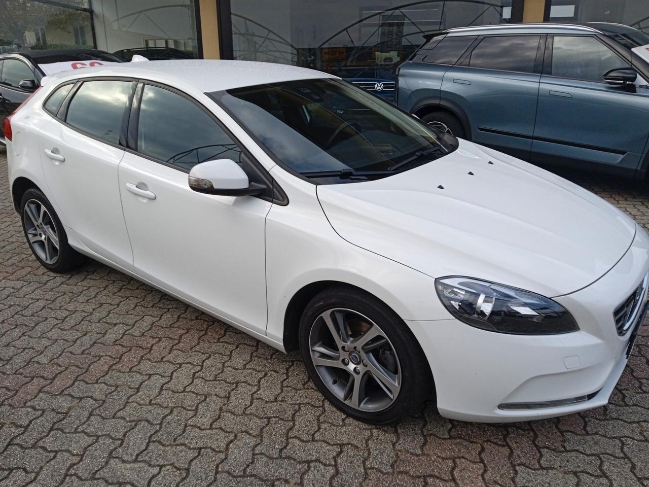 Volvo V40 D2 CERCHI DA 17" CLIMA AUTOMATICO CRUISE CONTROL REGOLARMENTE TAGLIANDATA E DOCUMENTABILE