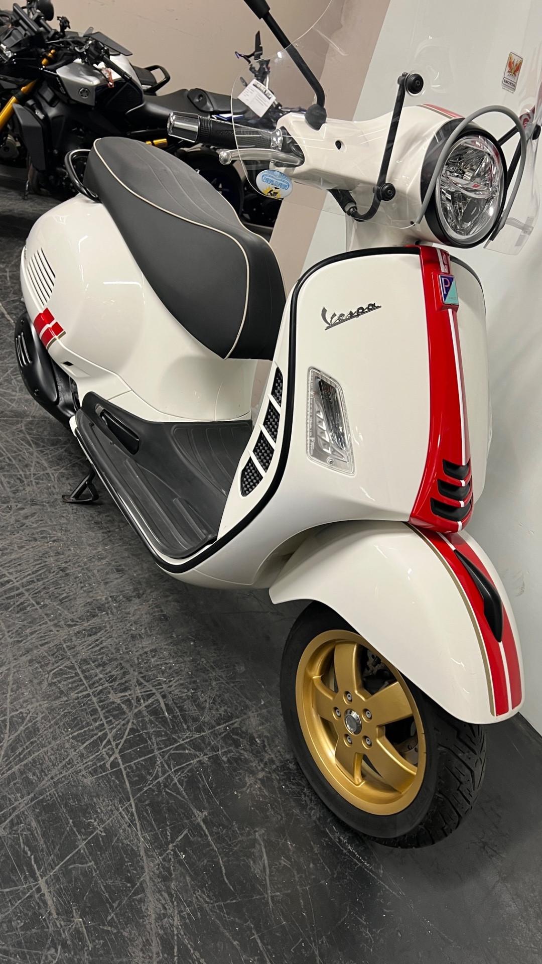 Vespa 300 GTS SPORT / RACING SIXTIES