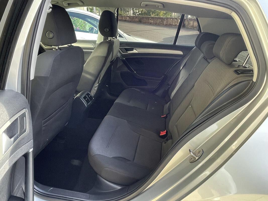 Volkswagen Golf 1.6 TDI 110 CV 5p. Comfortline BlueMotion Technology Cerchi lega da 17 – sensori park anteriore e posteriore – vetri privacy-clima bi/zona