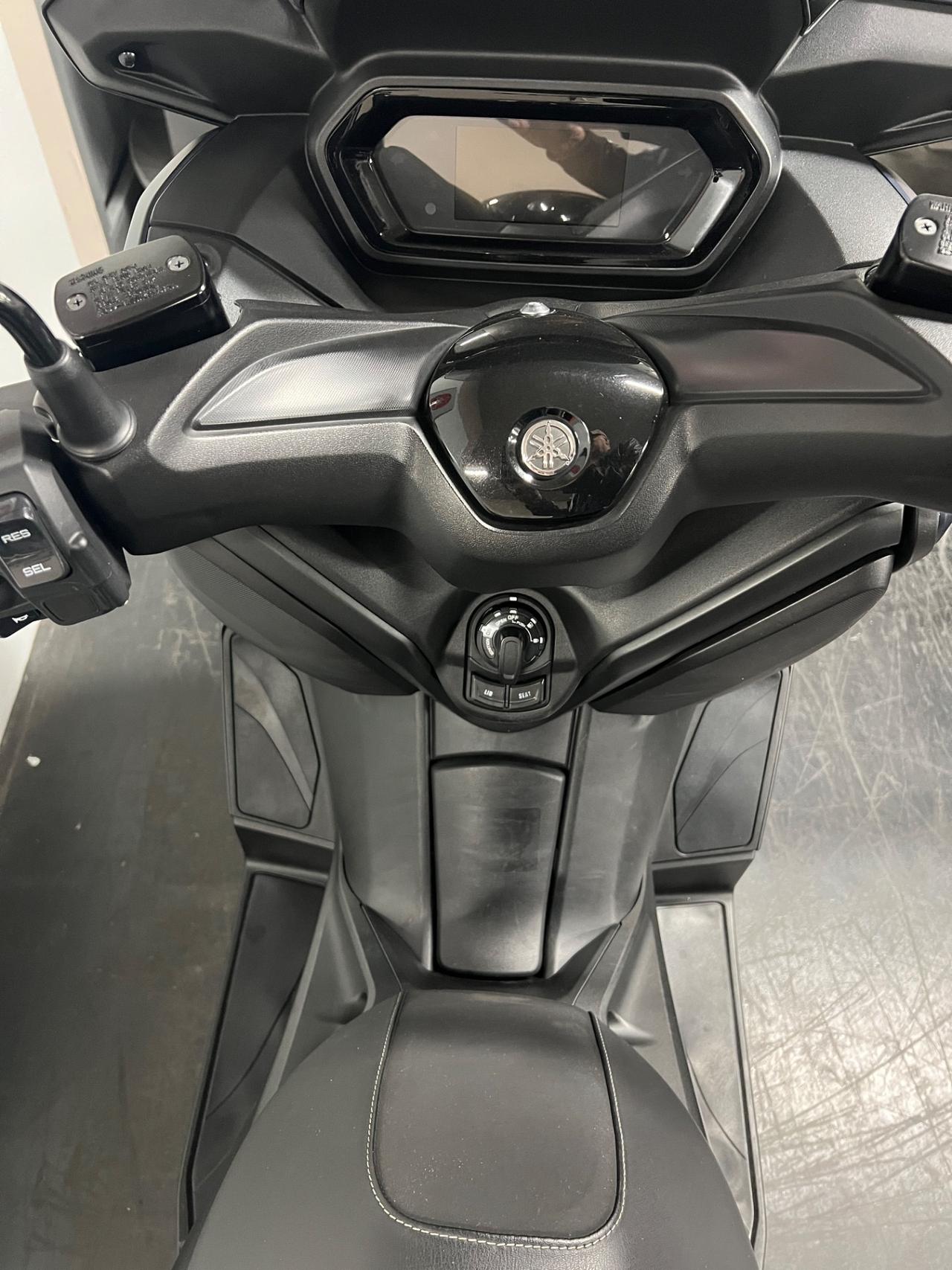 Yamaha X-Max 300