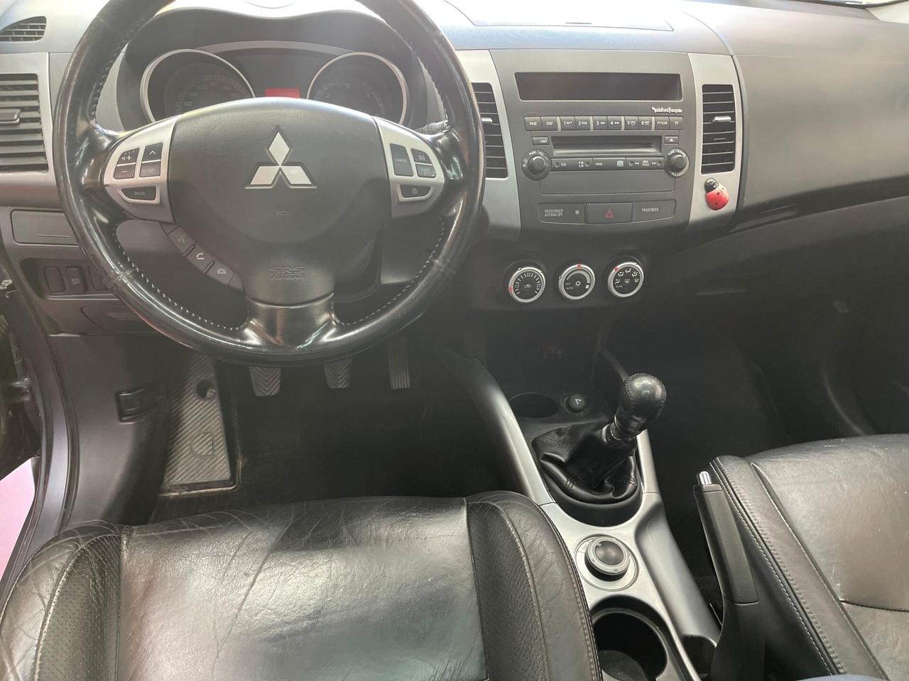 Mitsubishi Outlander 2.0d 4X4 GANCIO TRAINO 7 POSTI