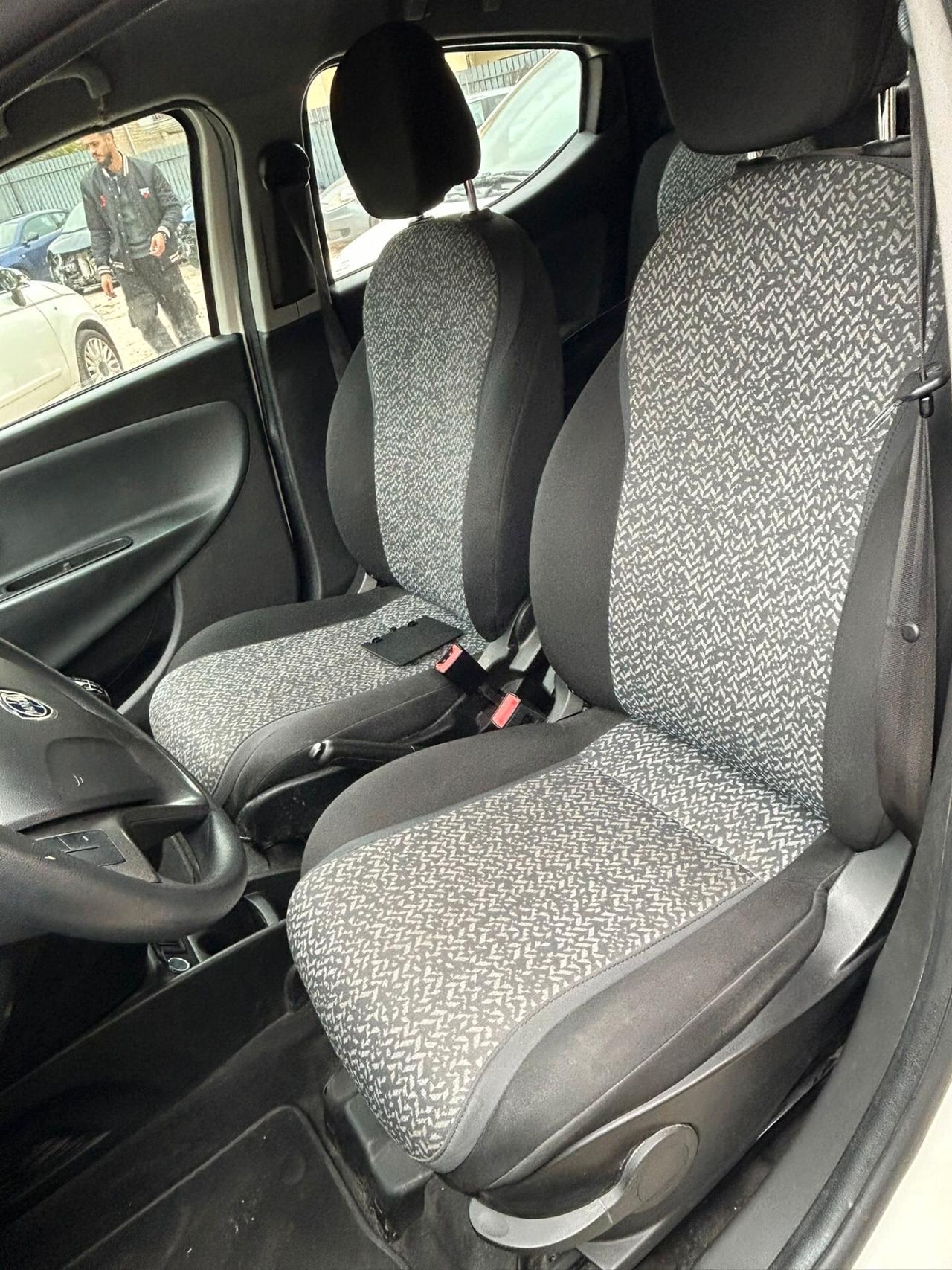 Lancia Ypsilon 1.0 FireFly 5 porte S&S Hybrid Ecochic Silver