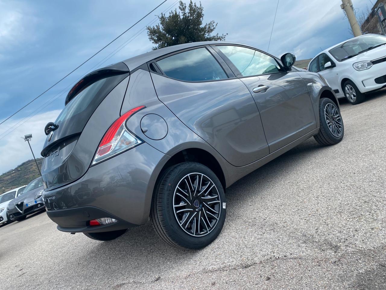 Lancia Ypsilon 1.0 FireFly 5 porte S&S Hybrid Silver 69cv