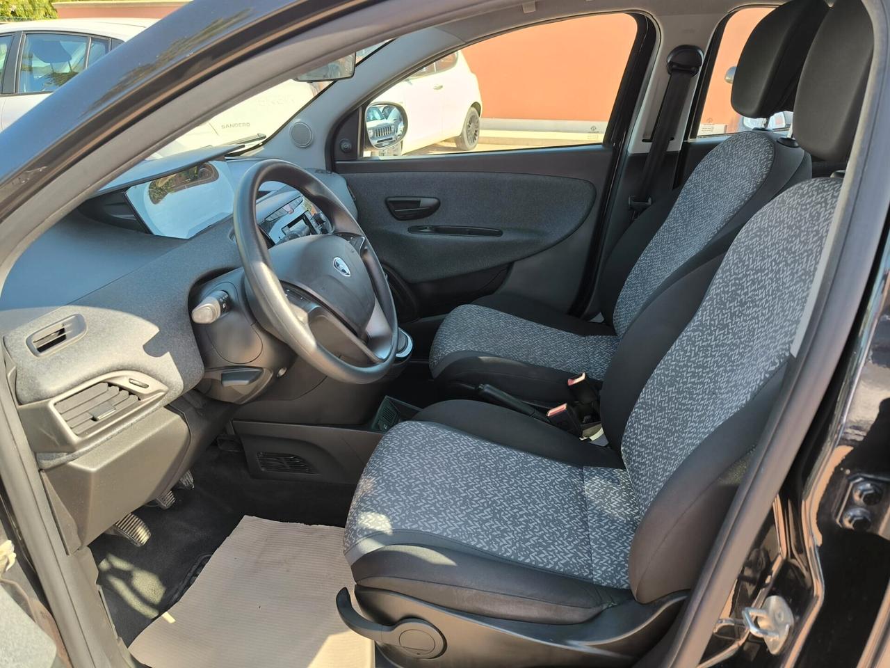 Lancia Ypsilon 1.0 FireFly 5 porte S&S Hybrid Ecochic Silver