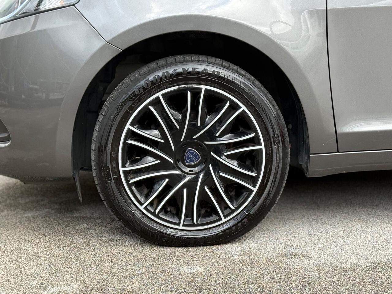 Lancia Ypsilon 1.0 FireFly S&S Hybrid Ecochic Gold