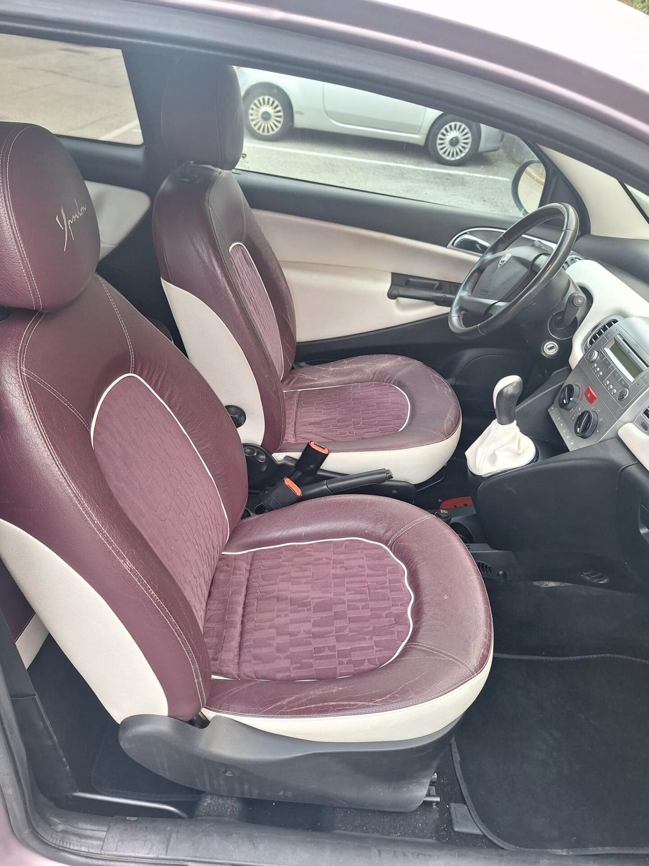Lancia Ypsilon 1.3 MJT 75 CV Unyca