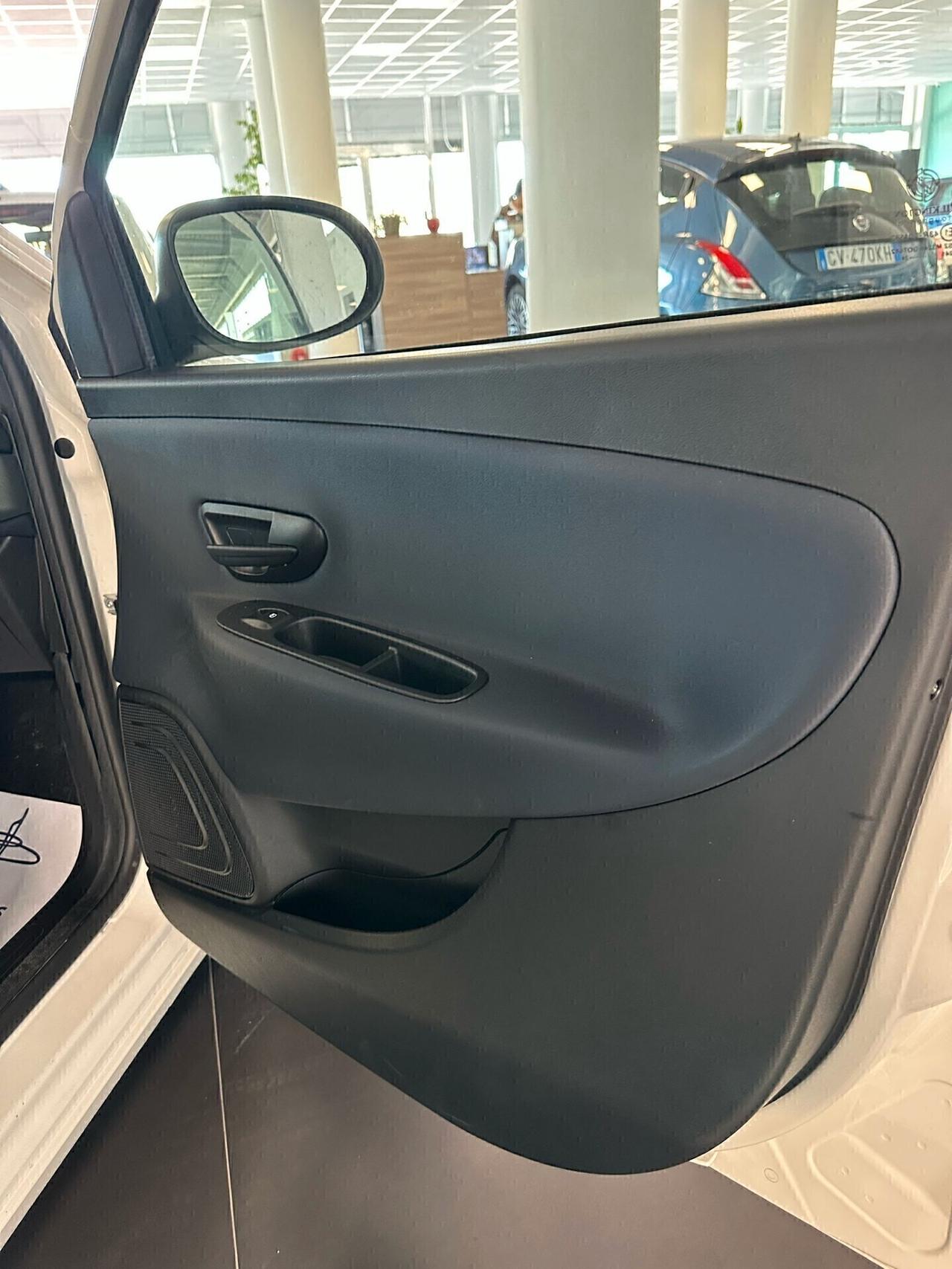 LANCIA YPSILON 1.0 HYBRID 70CV 2024 PLATINO