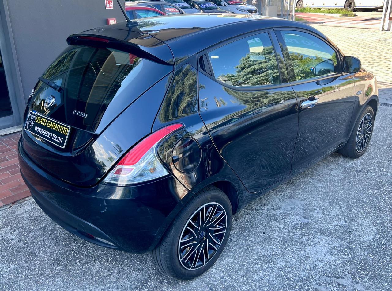 Lancia Ypsilon 1.0 FireFly 5 porte S&S Hybrid Ecochic Silver