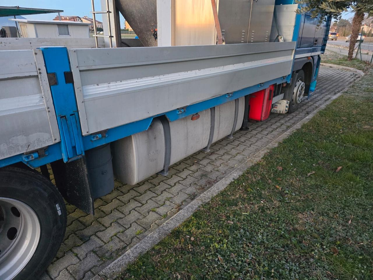 DAF XF 480 RIBASSATO 3 ASSI CON GRU POSTERIORE