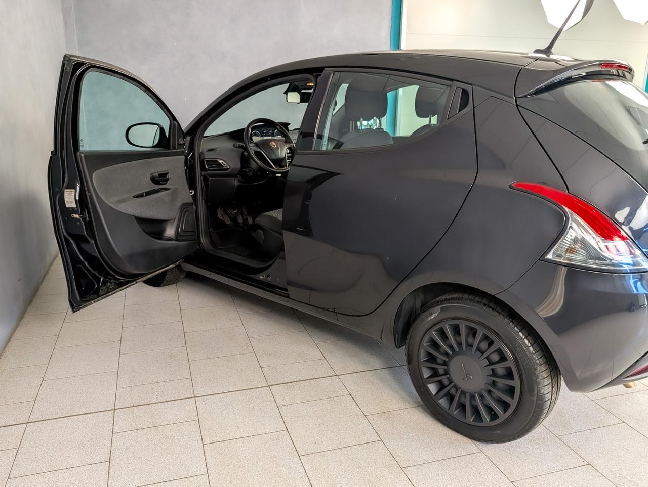 Lancia Ypsilon 1.0 Hybrid 70cv Silver