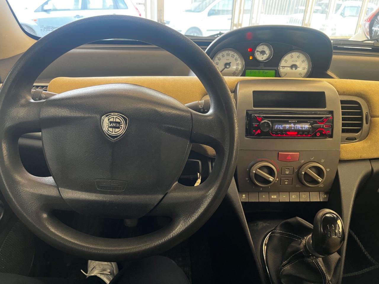 Lancia Ypsilon 1.2 16V Platino