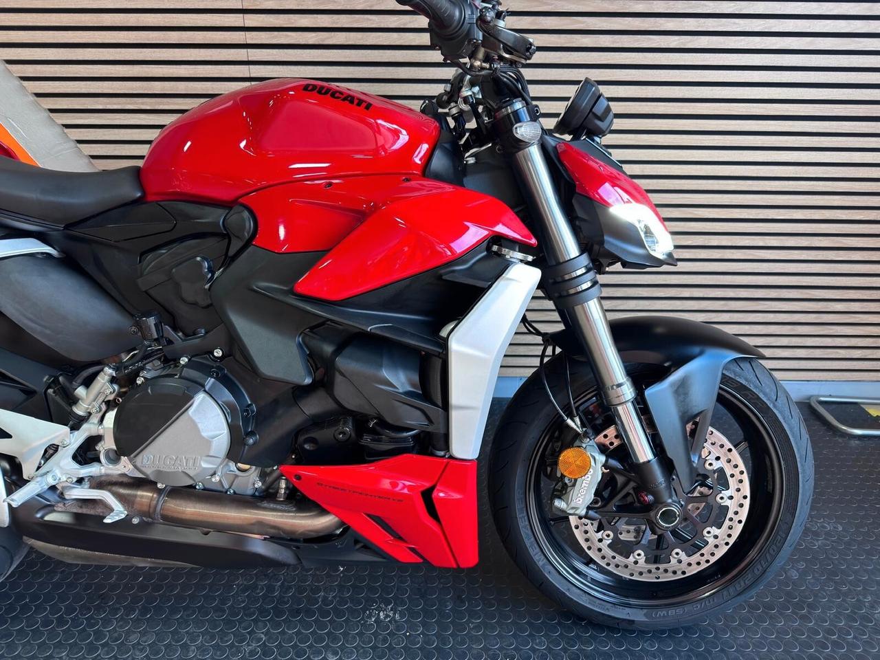 Ducati Streetfighter V2