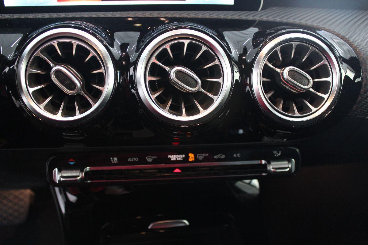 MERCEDES - Classe A - A 180 d Automatic Business Extra ( Schermi 10 pollici + Kit Luci + Cerchi Bruniti )