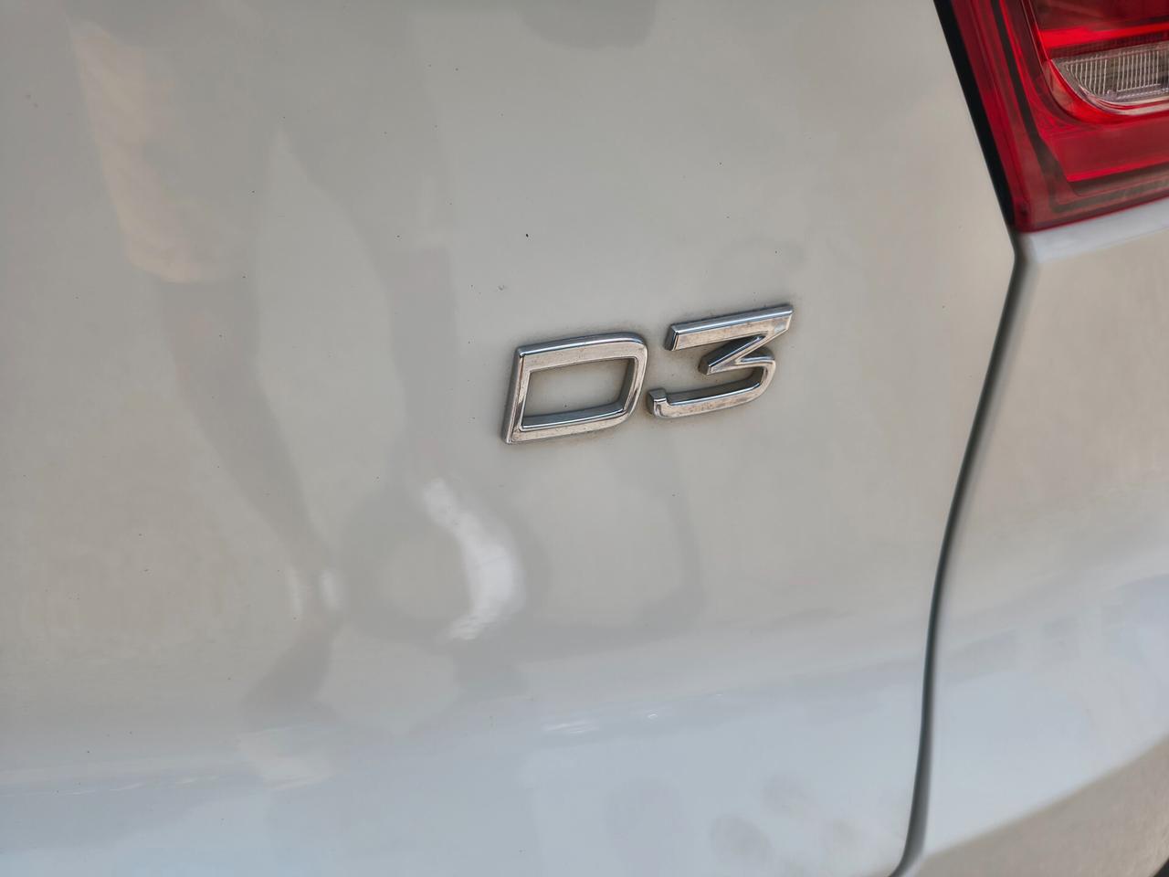 VOLVO XC40 D3 MOMENTUM "MAI VISTA UNA SIMILE"