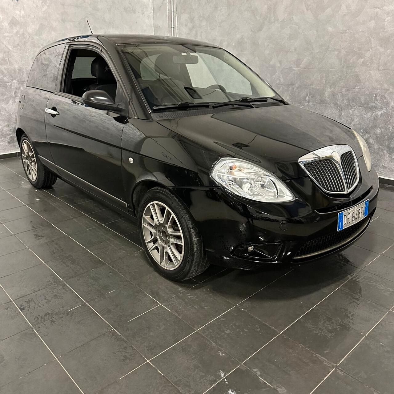 Lancia Ypsilon 1.3 MJT 105 CV Sport MomoDesign