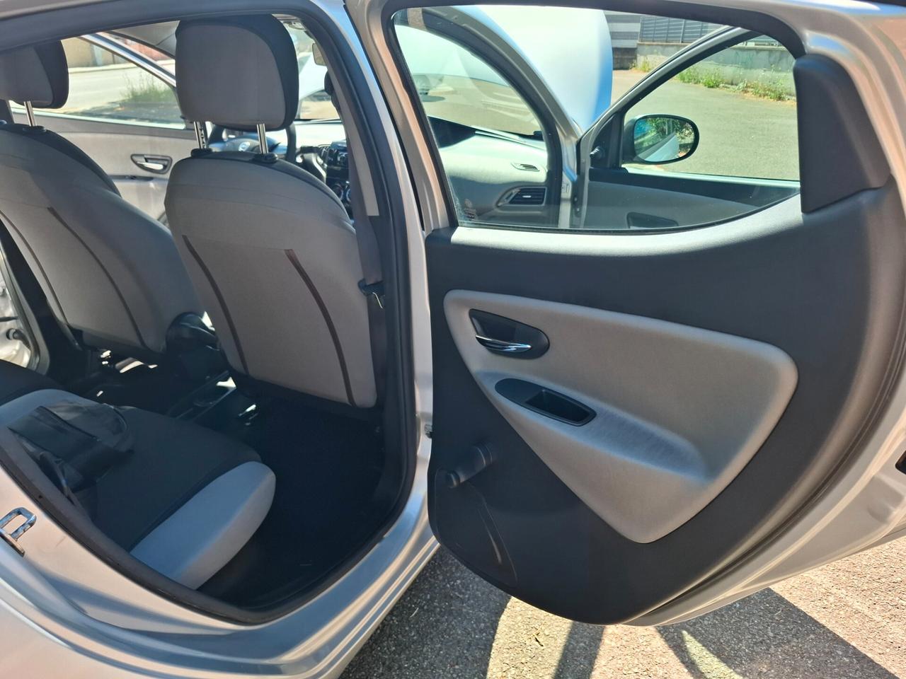 Lancia Ypsilon 1.2 69 CV 5 porte S&S Platinum