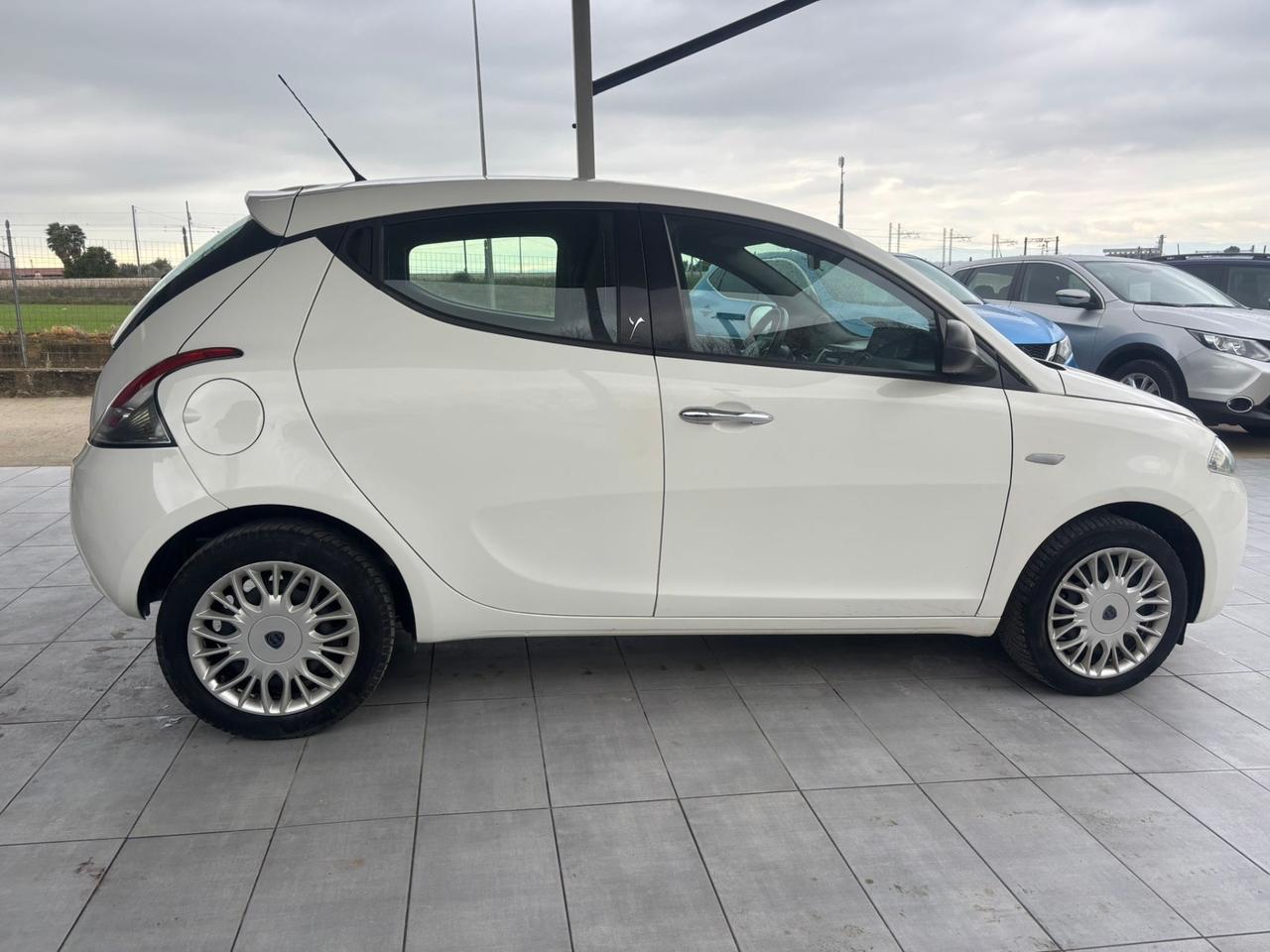 Lancia Ypsilon 1.2 69 CV 5 porte Silver
