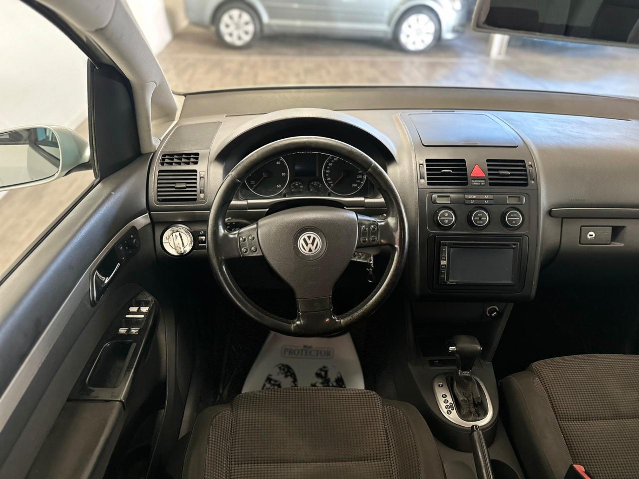 Volkswagen Touran 2.0 16V TDI DSG Highline 7 POSTI
