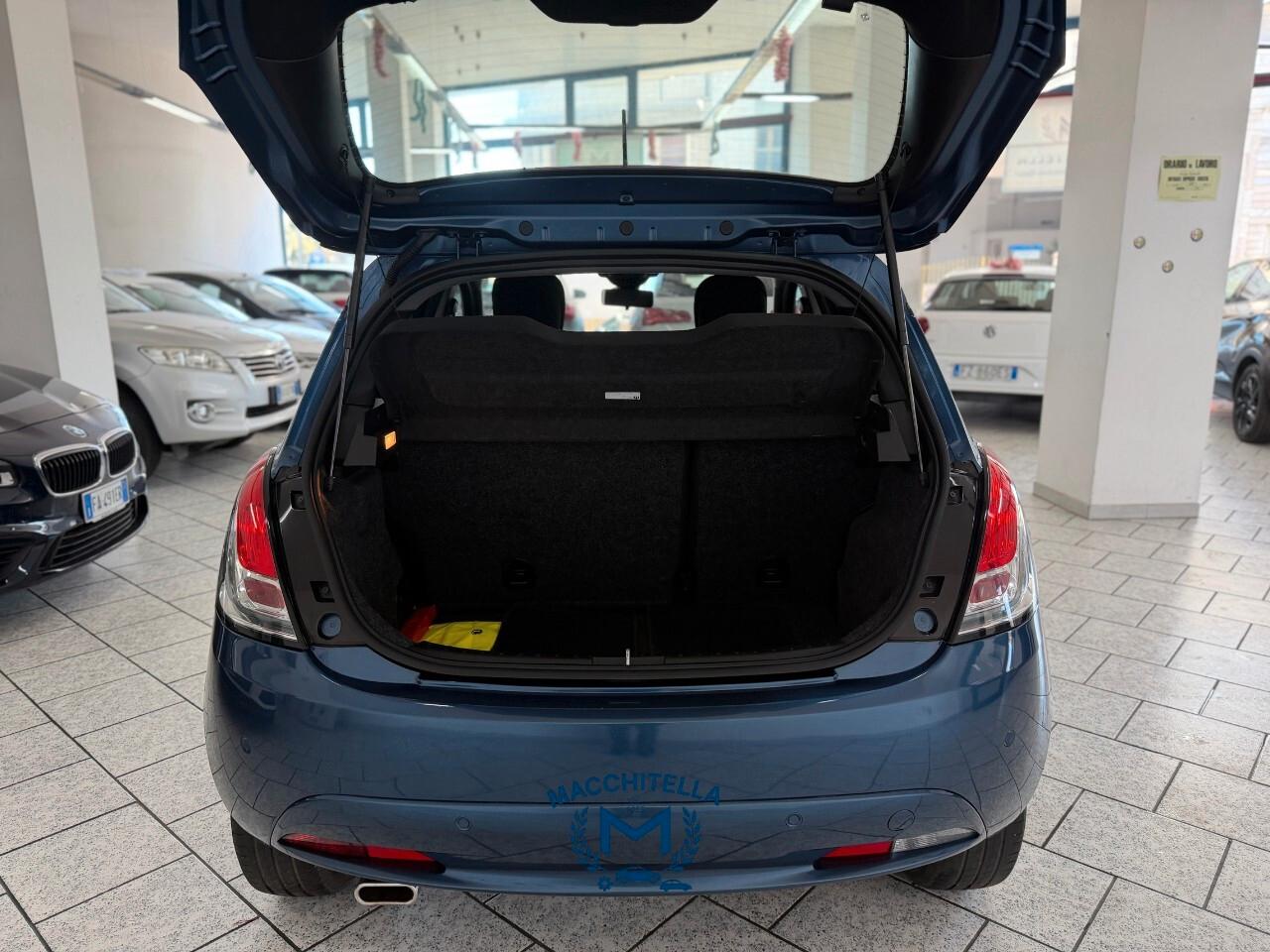 Lancia Ypsilon 1.0 FireFly 5 porte S&S Hybrid Ecochic Silver