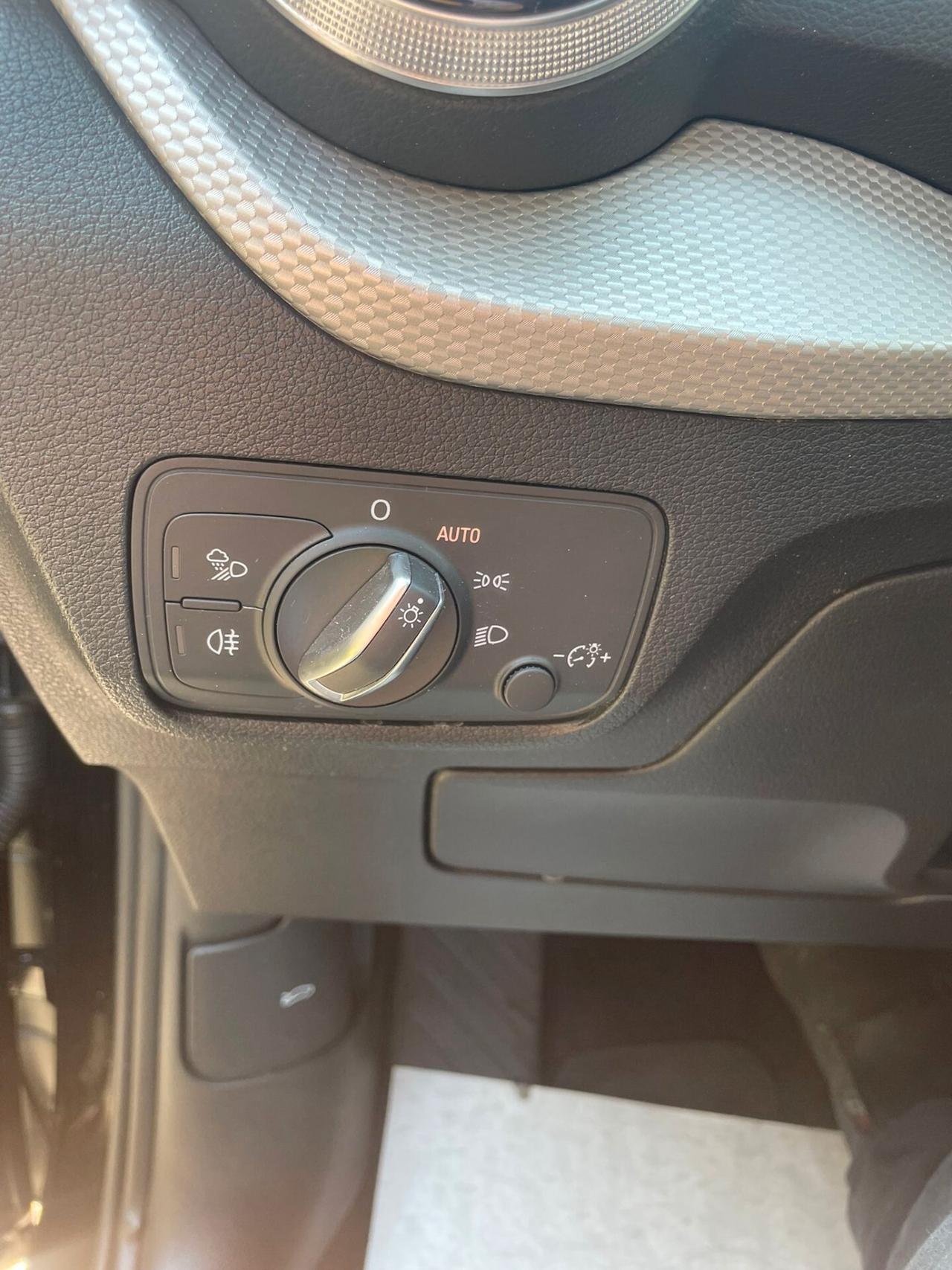 Audi Q2 30 TDI S tronic cockpit navigatore