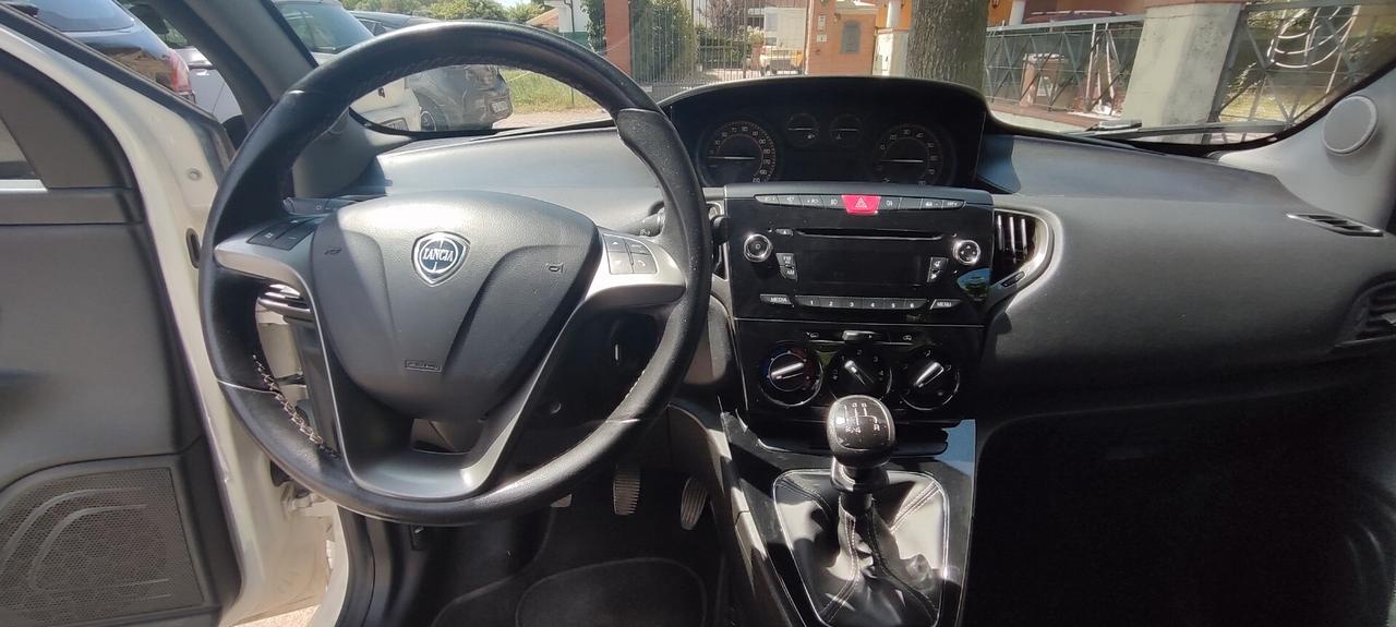 Lancia Ypsilon 1.2 69 CV 5 porte S Momodesign