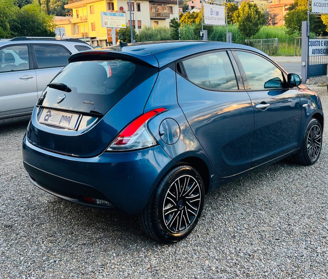 Lancia Ypsilon 1.0 FireFly 5 porte S&S Hybrid Silver