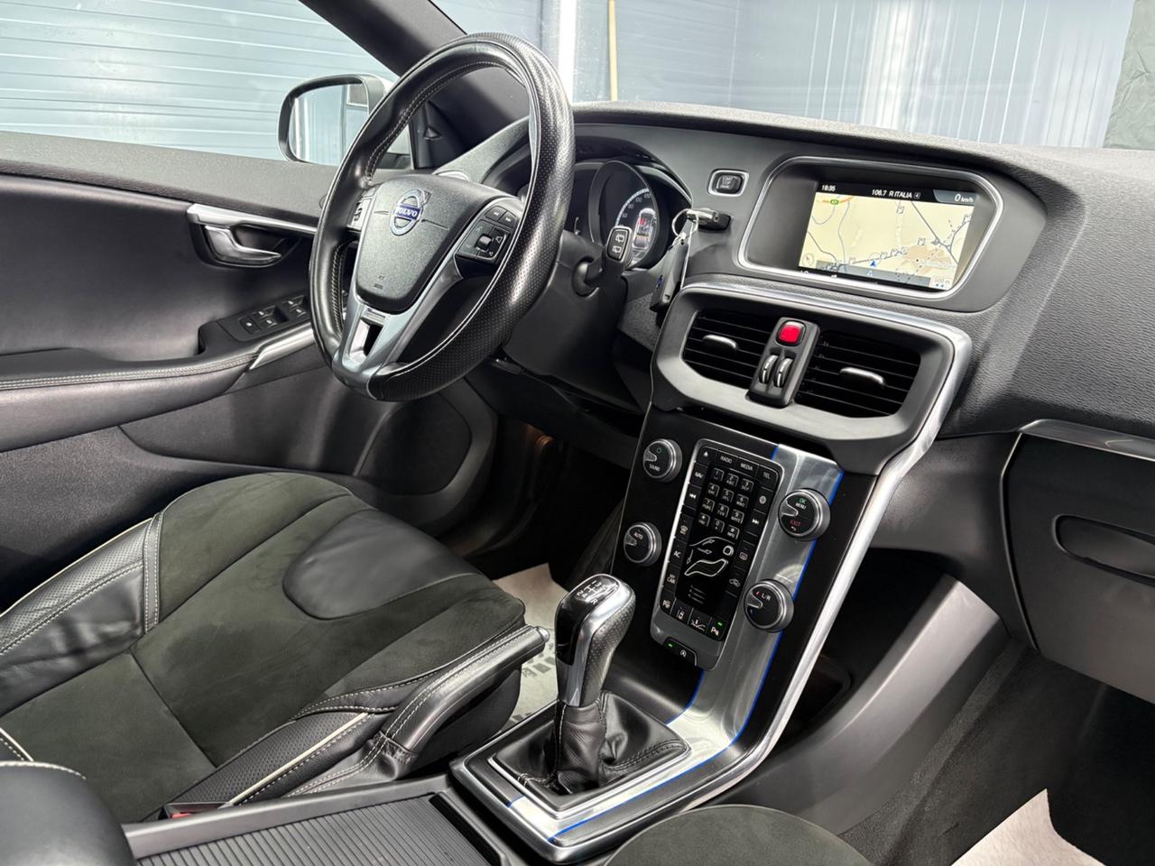 Volvo V40 D4 R-design Momentum