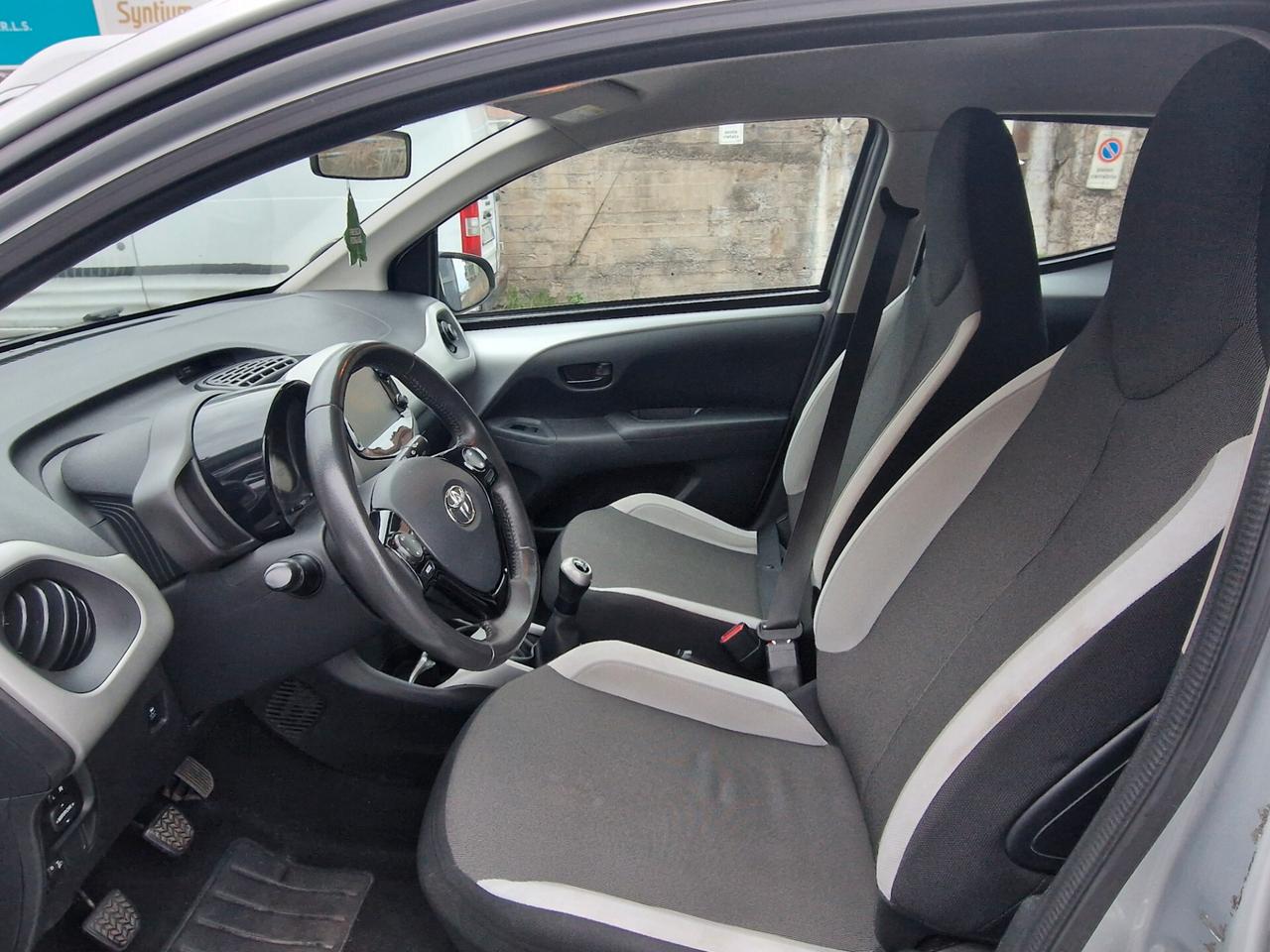 Toyota Aygo 1.0 VVT-i 69 CV 5 porte x-play