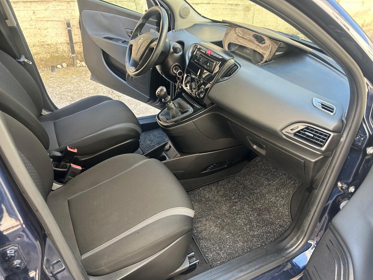 Lancia Ypsilon 1.2 69 CV 5 porte Silver
