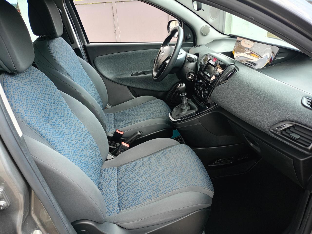 Lancia Ypsilon 1.0 FireFly 5 porte S&S Hybrid Ecochic Silver