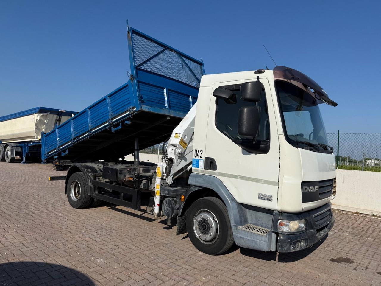 DAF LF45.220 ribaltabile con gru Bonfiglioli P7.200/2SI