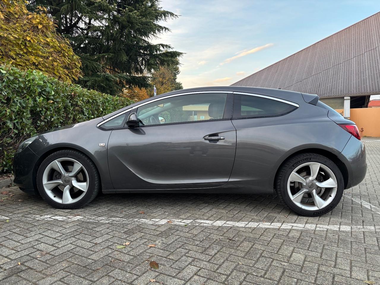 Opel Astra GTC 2.0 CDTI 165CV