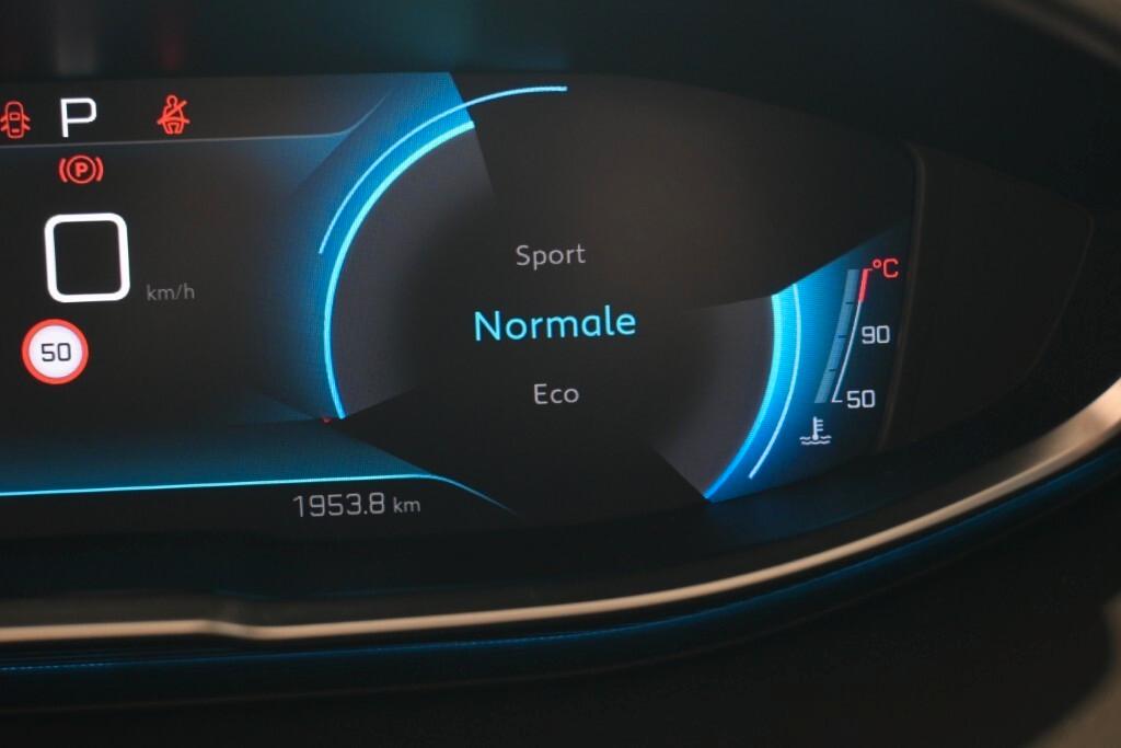 PEUGEOT 3008 1.5 BLUEHDI 130CV EAT8 SeS ALLURE PACK ( FARI LED - I-COCKPIT - CRUISE - NAVI - MIRROR - PDC - TELECAMERA POST. - CERCHI 18 )